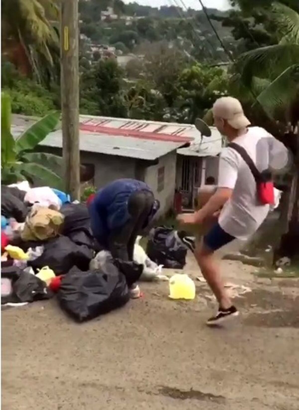 Circula video. Joven patea a adulto mayor entre la basura