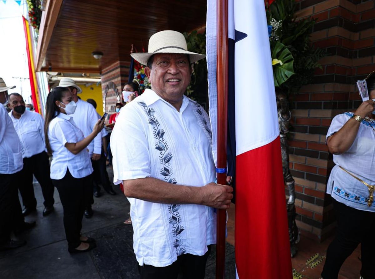 ‘Con ayuda de Dios saldremos adelante’. Lucho De Sedas fue el abanderado este 10 de noviembre en La Villa