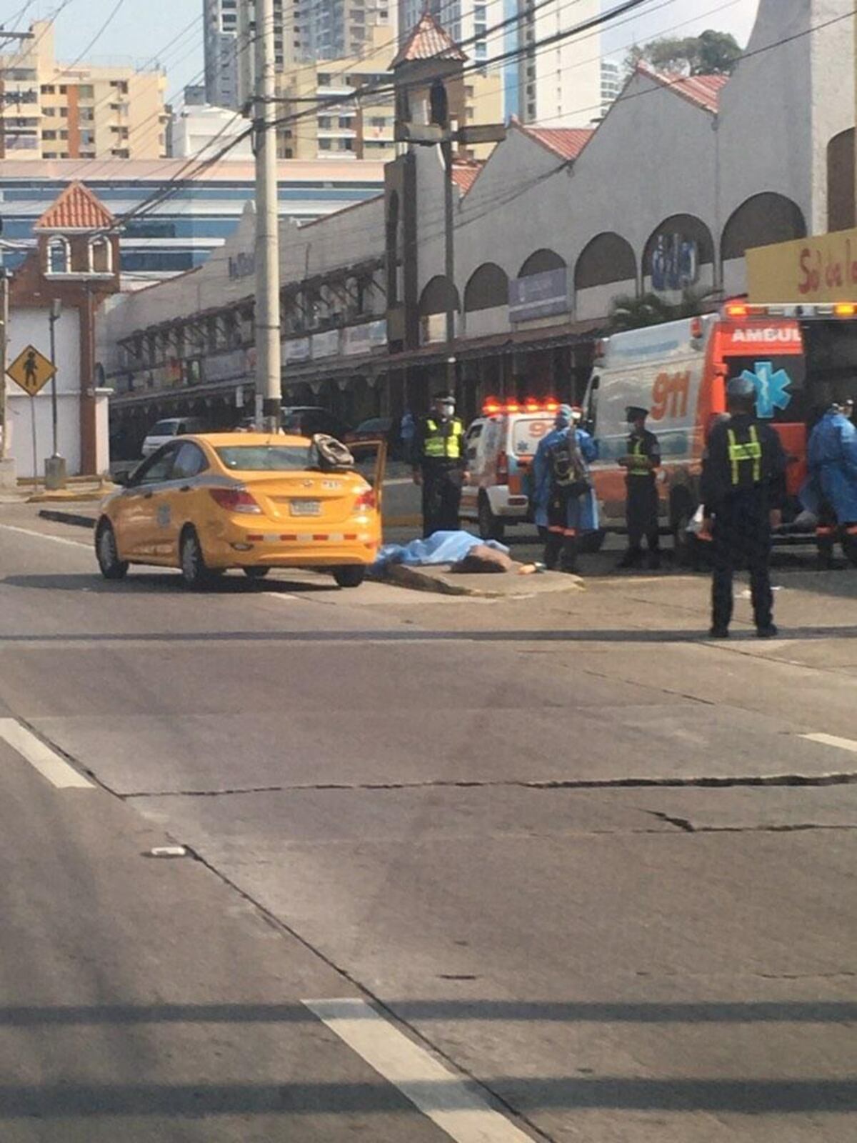 Taxista sale del auto, se desploma y muere en plena calle en El Dorado