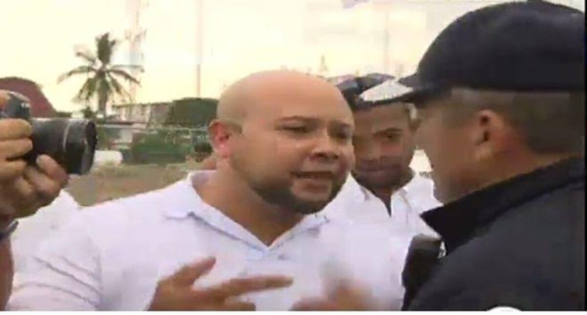 ¡SE DESCONTROLÓ! Empujones, patadas y retiro de placas a varios transportistas 