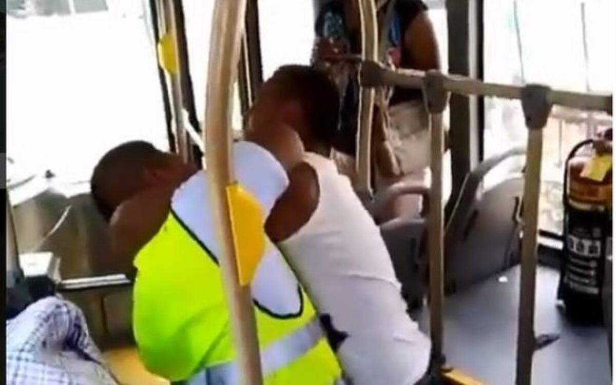 ¡AY, POR DIOS! Le entran a puñete a conductor de metrobús en plena Calle 50 