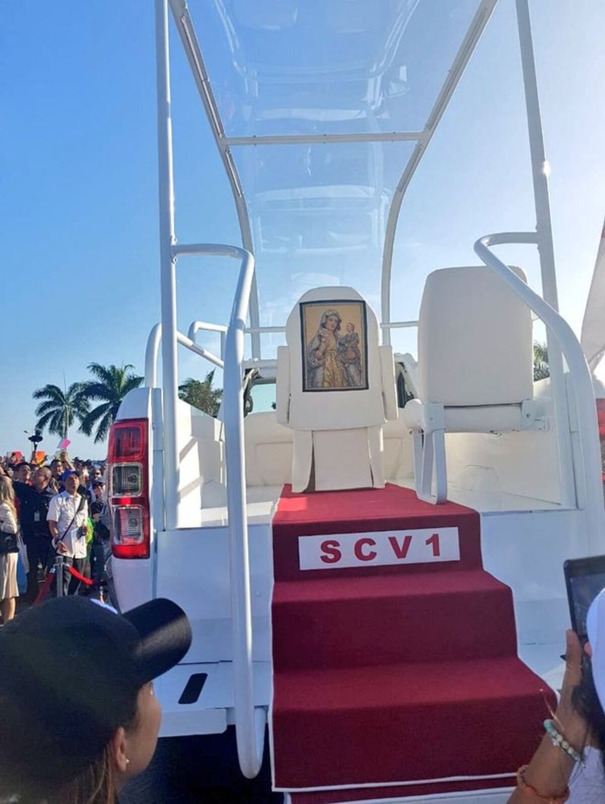 Ahora sí. Develan el papamóvil panameño. Chequee. Video