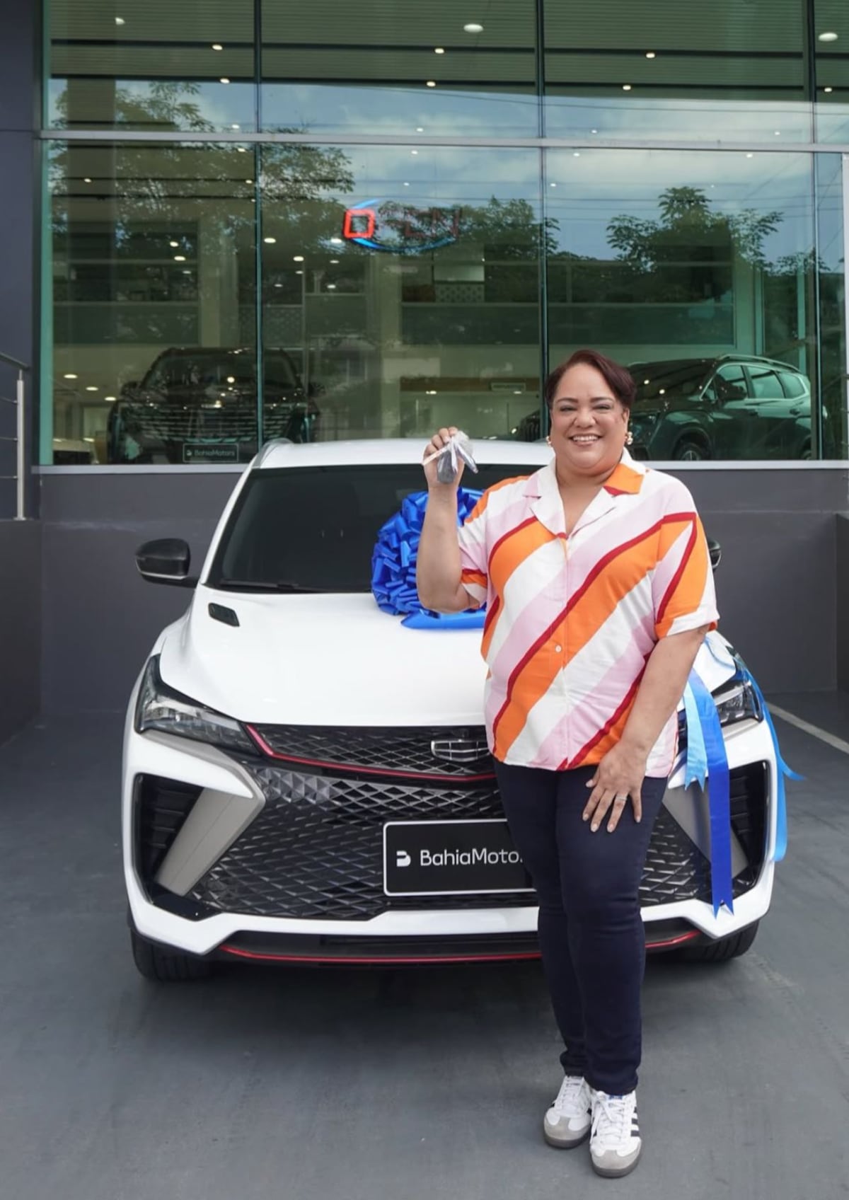 ‘Tía Vianca’ se monta en su carrito nuevo y manda mensajito bien claro a sus seguidores