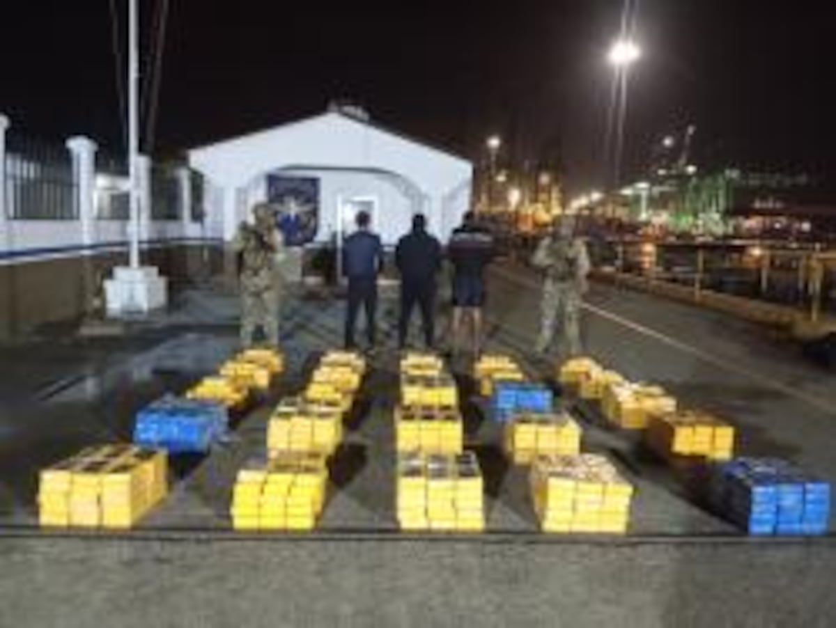 Aeronavales interceptan lancha con 522 paquetes de droga en Las Perlas: tres detenidos