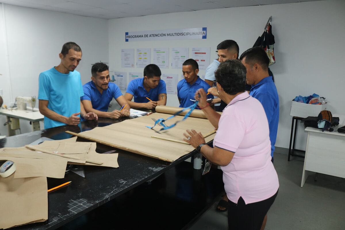 El sueño de Santos: recluso de El renacer quiere vestir a su madre con su propio diseño