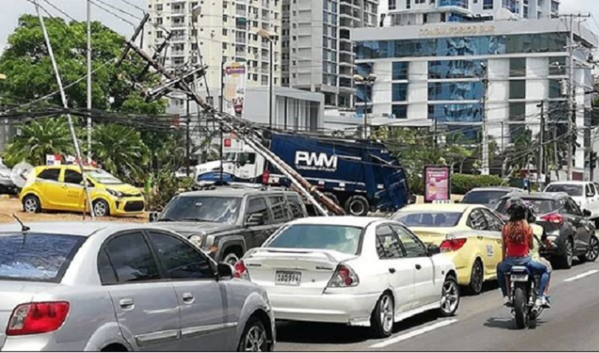 Camión de la basura se llevó poste en vía España y deja sin luz varios sectores
