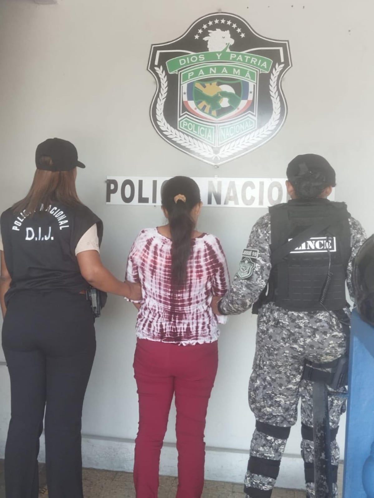 ¡Infierno en casa! Padres detenidos por violar y maltratar a su hija de 14 años en Las Cumbres