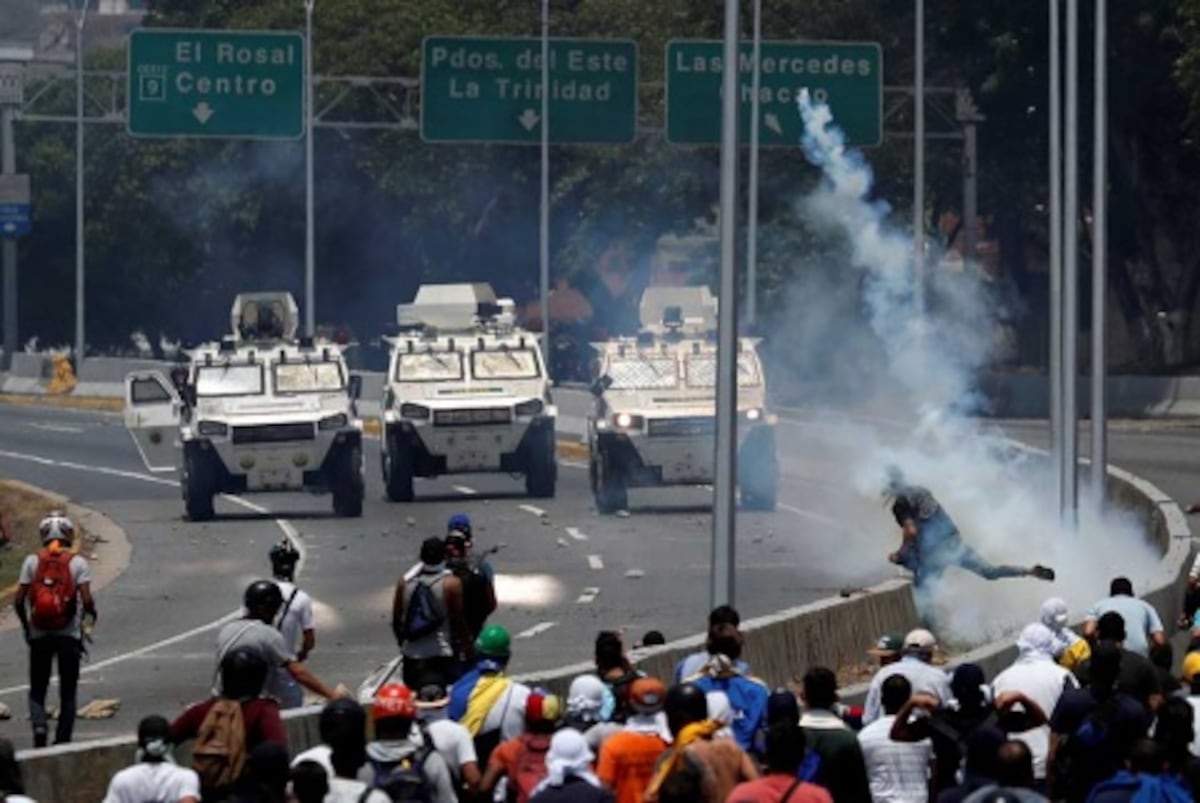 El momento en que una tanqueta militar arrolla a manifestantes en Caracas. Video 