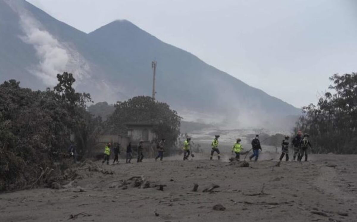 Localizan vivo a joven desaparecido tras erupción de volcán de Fuego
