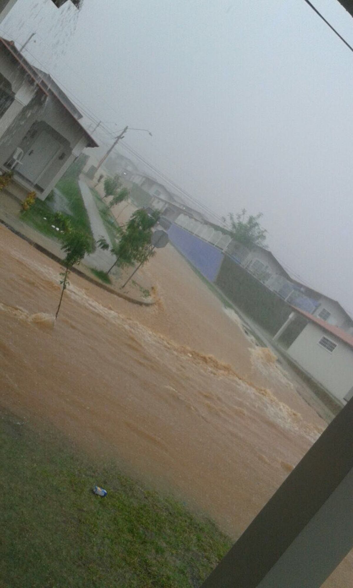 VIDEO| IMPRESIONANTE. Se inunda calle de Brisas y moradores tiemblan del miedo 