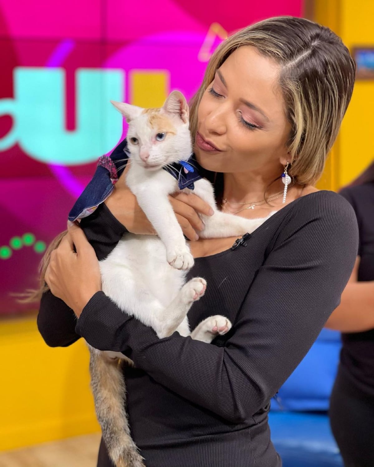 Llevan a la ‘narcogata’ rescatada a Jelou y presentadora de TV la adopta. Le cambian el ‘look’
