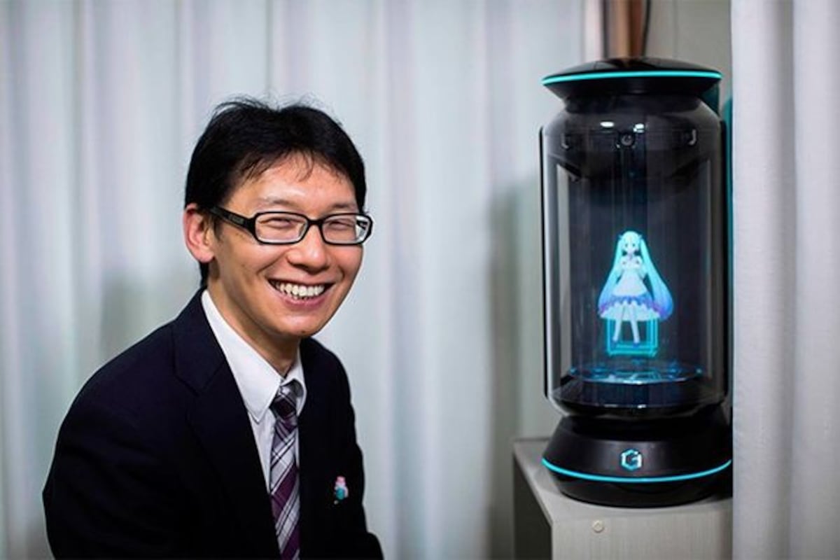 Forever alone… Este hombre japonés se casó con un holograma