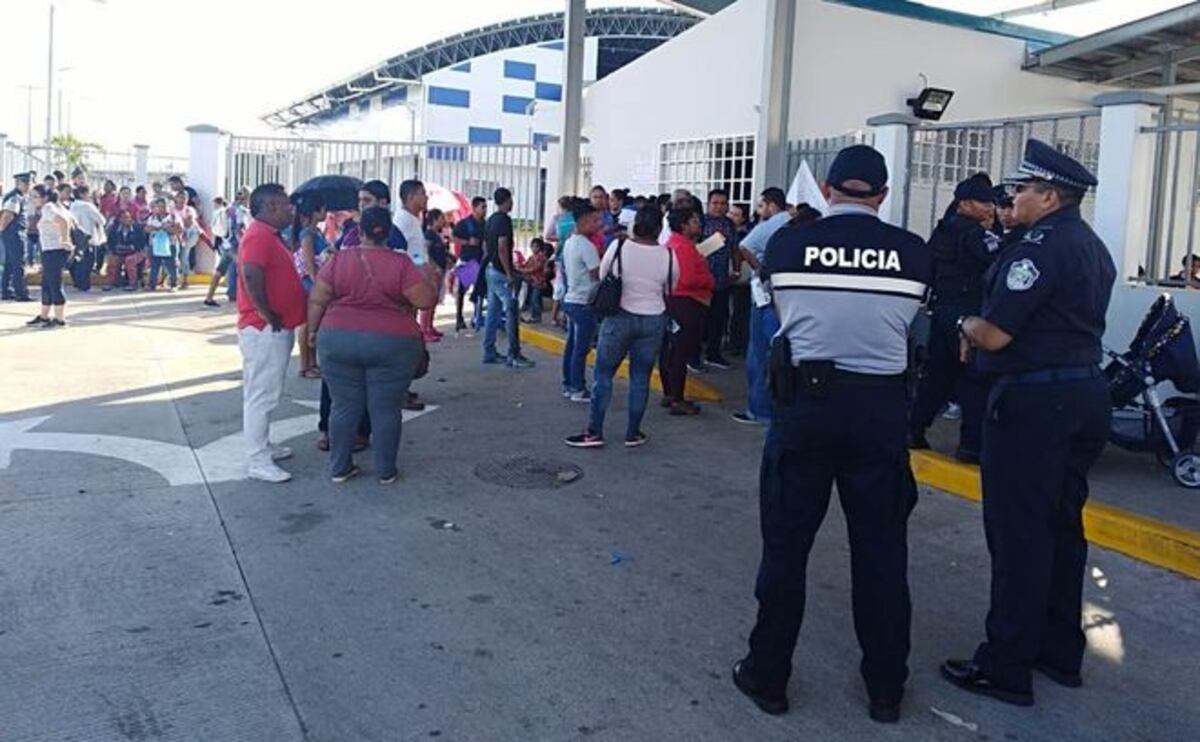 Ánimos caldeados. Durmieron fuera de la escuela por un cupo en Pacora 