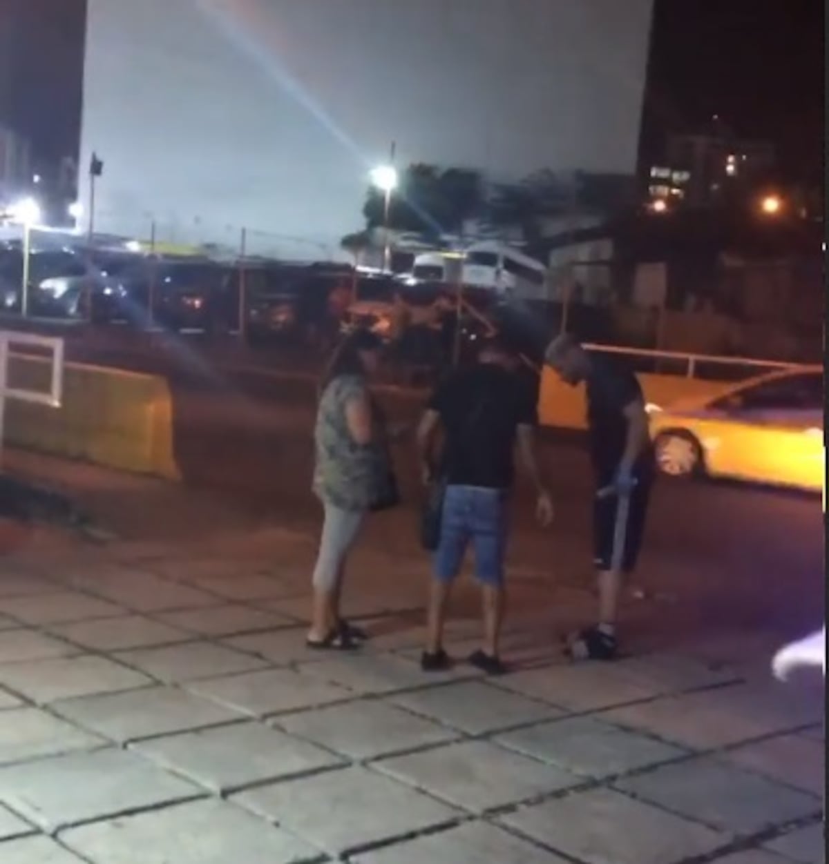 Pelea. Dos mujeres ‘del Gobierno’ en altercado con esposa de Mr. Saik. Ella llora, pero no se deja. Video