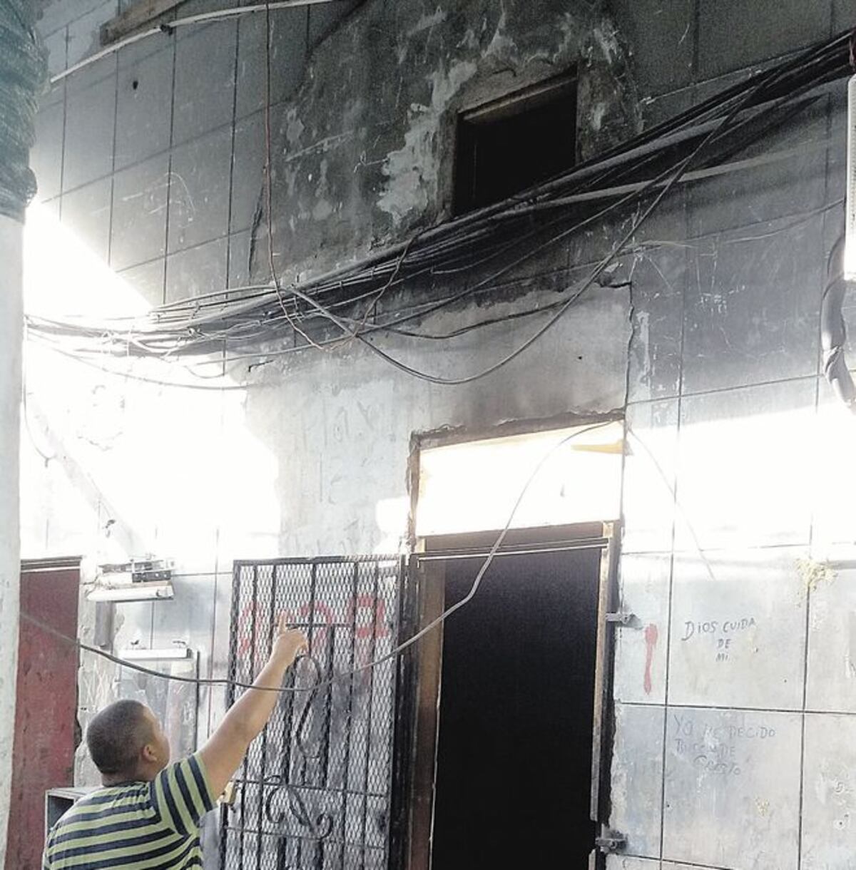 FUE POR UN CORTOCIRCUITO. Tosedera los alertó del incendio y pudieron salvarse 