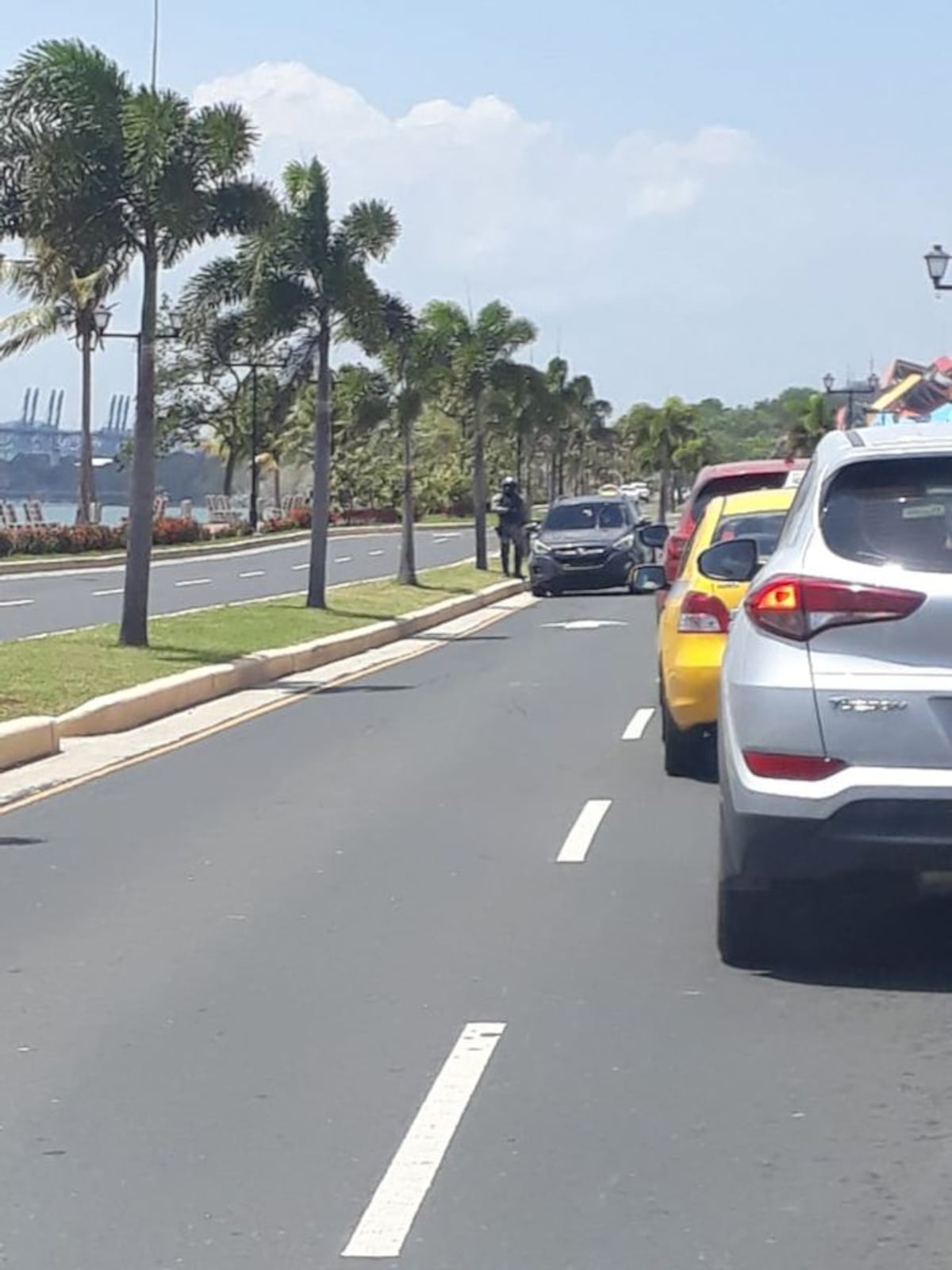 Balacera en la Calzada de Amador. Dos autos impactados