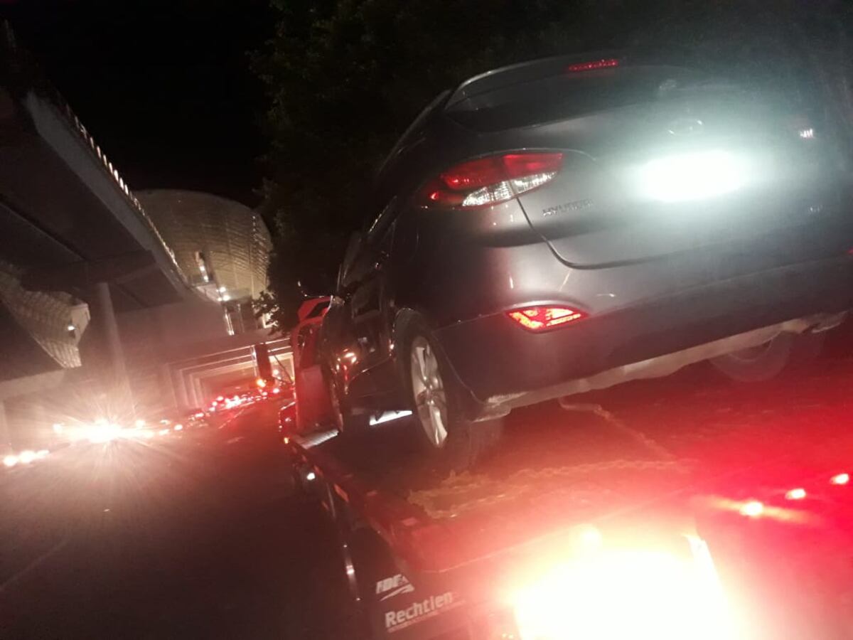 Era una mujer. Intenta darse a la fuga en Los Pueblos, le disparan en las llantas y la atrapan frente a casa de citas. Video