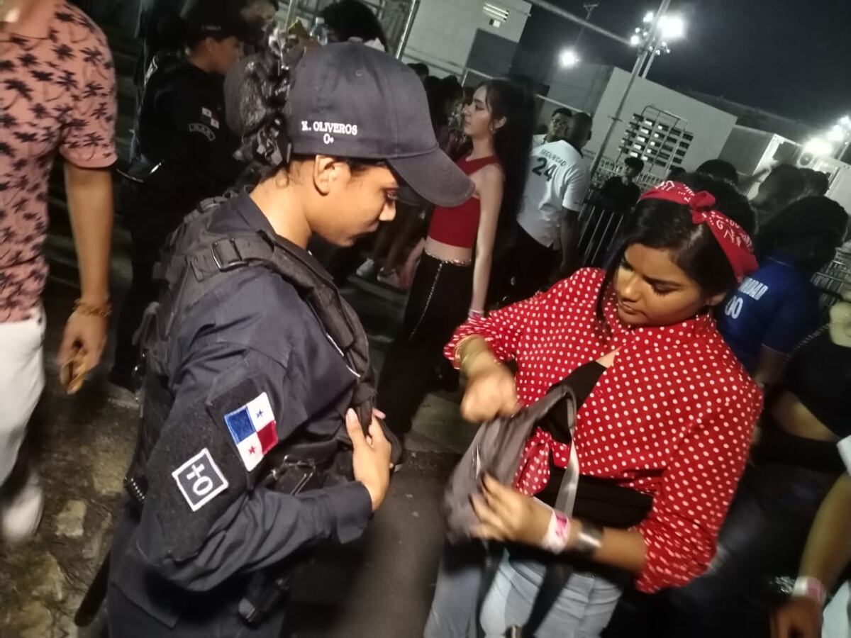 Decomisan objetos prohibidos en la entrada al Rommel previo al concierto de Bad Bunny. Video