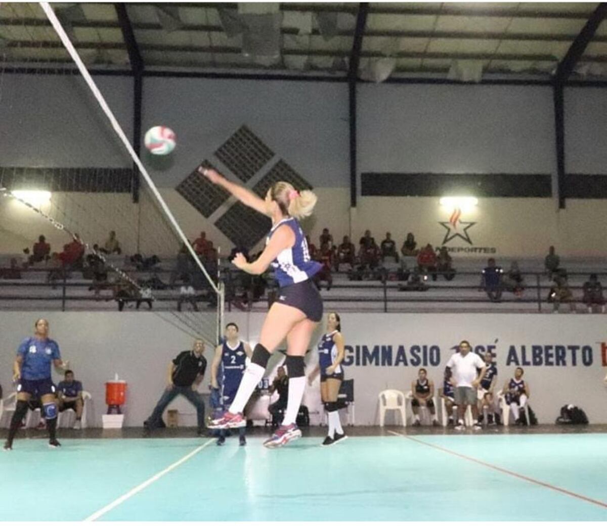 Al rojo vivo semifinales de la Liga Empresarial de voleibol