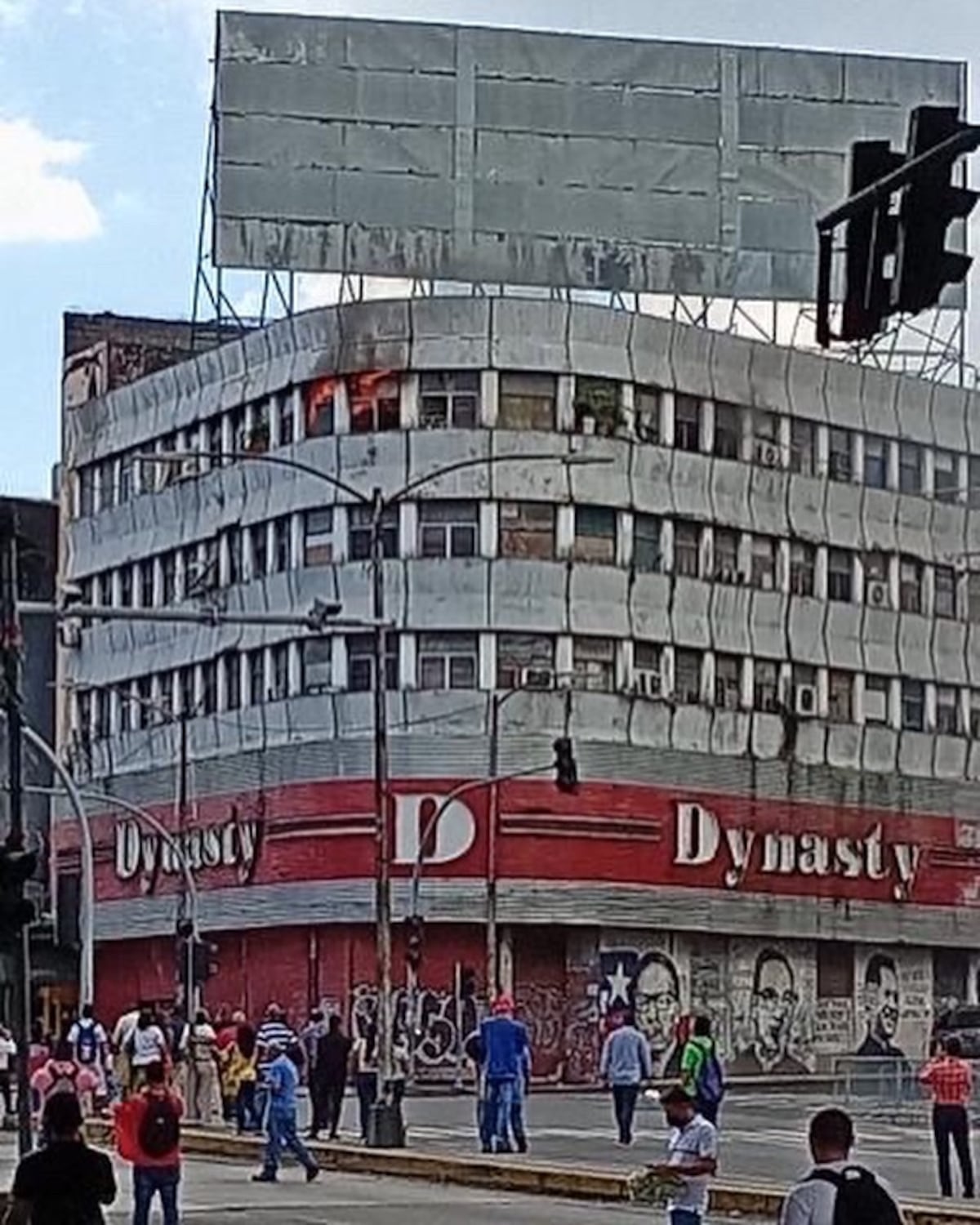 Búsqueda y rescate. Incendio en apartamento en el edificio Dynasty en Plaza 5 de Mayo causó alarma.