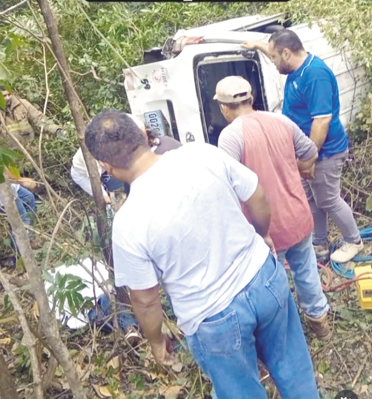 Doble funeral. Un autobús que transportaba a personas a un funeral sufrió un vuelco 