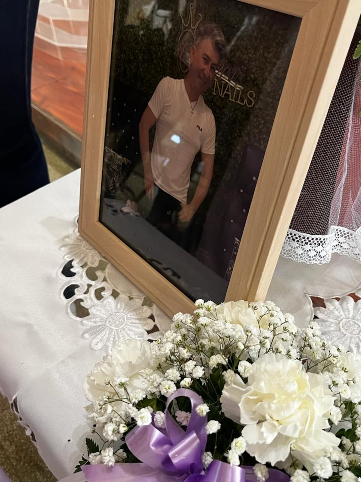 Era su peluquero. ‘Fue asesinado con saña por su pareja’. Directora del Inamu llora al despedirlo. No sabía que su amigo vivía violencia