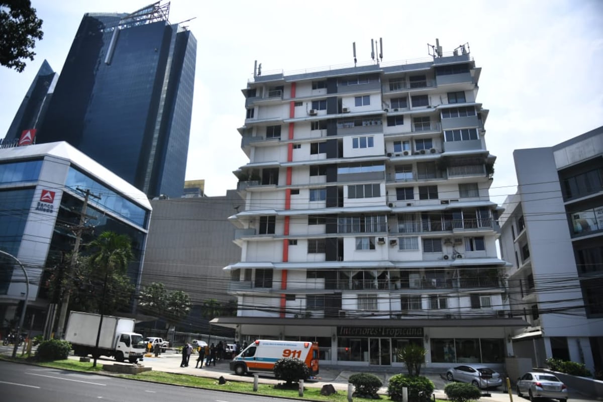 Un hombre cae al vacío de un edificio en Calle 50. Investigan si se lanzó