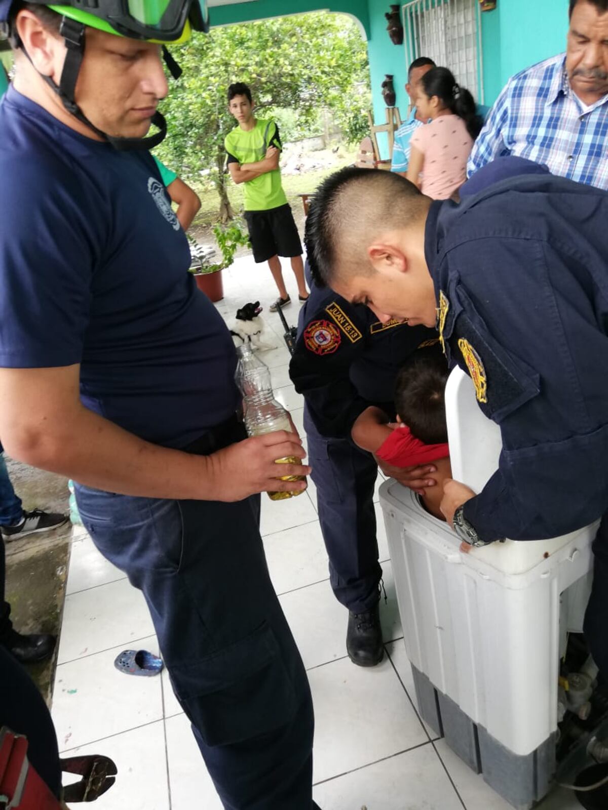 Menor de tres años queda atrapado en una lavadora, esto hicieron los bomberos