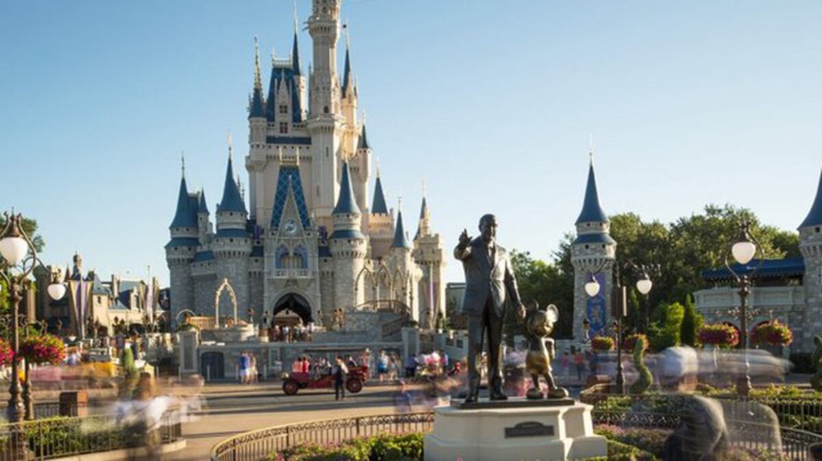 Dos niños rompen la escultura de cristal más grande del mundo