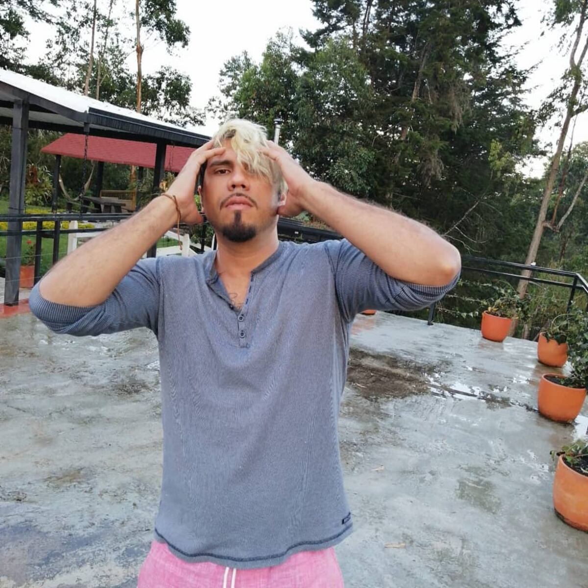 Dios sabe por que hace las cosas. Ex calle 7 no puede salir de Colombia desde inicios de marzo, pero algo maravilloso ha ocurrido. Video