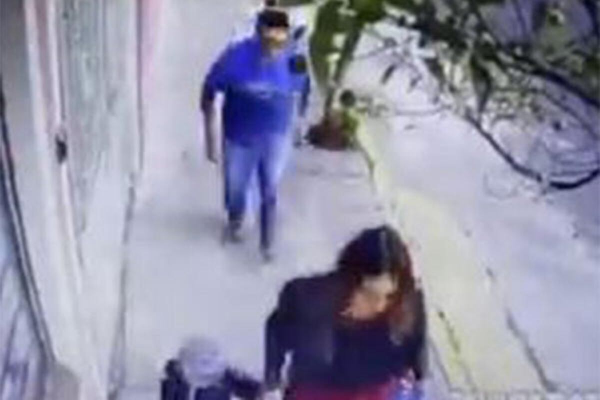 El sujeto pervertido le levantó la falda a una mujer en plena calle y le hizo tocamientos en sus partes íntimas