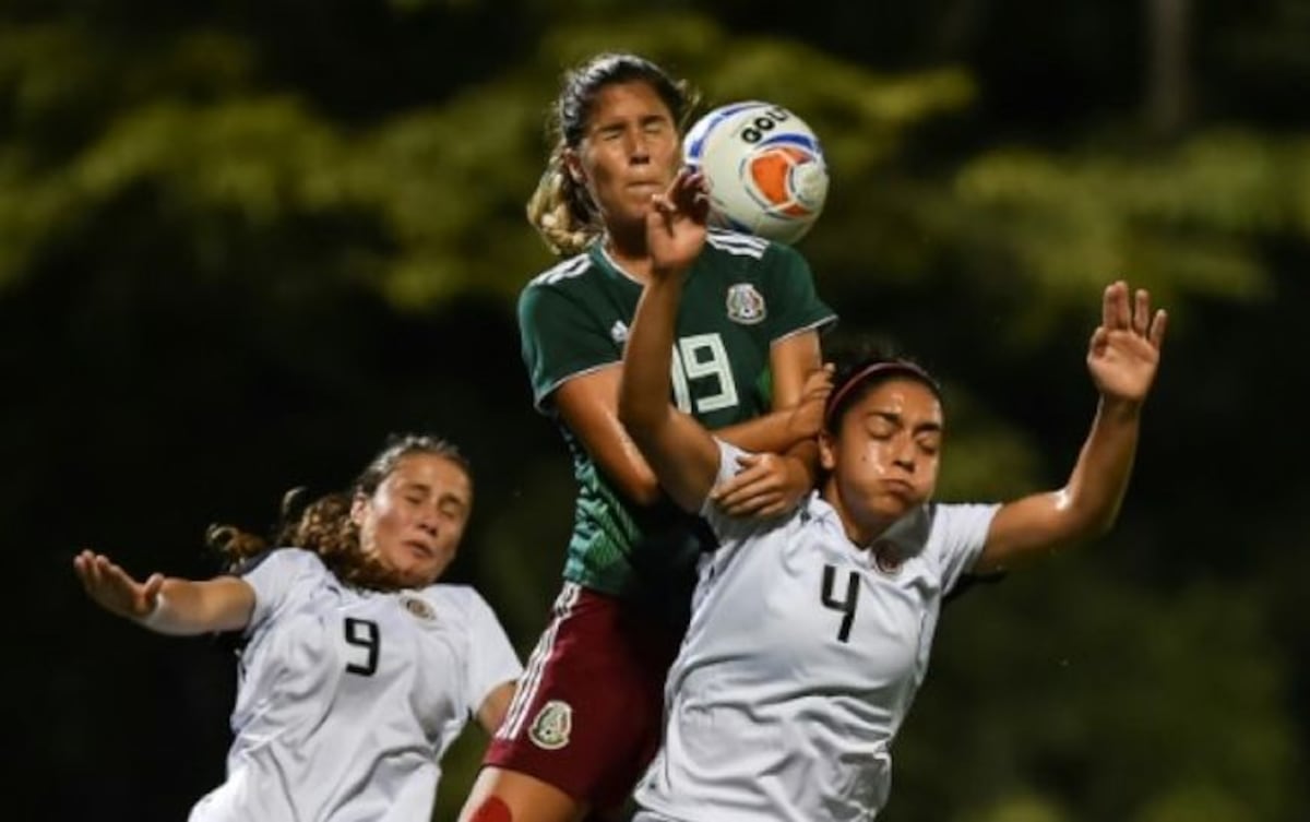 Cabecear en el fútbol es más riesgoso para las mujeres, dice estudio