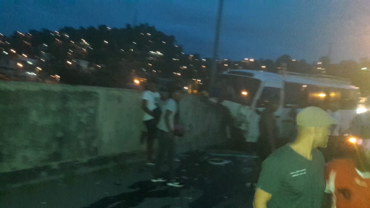 Bus pierde el control y fue a dar contra muro. El conductor queda atrapado