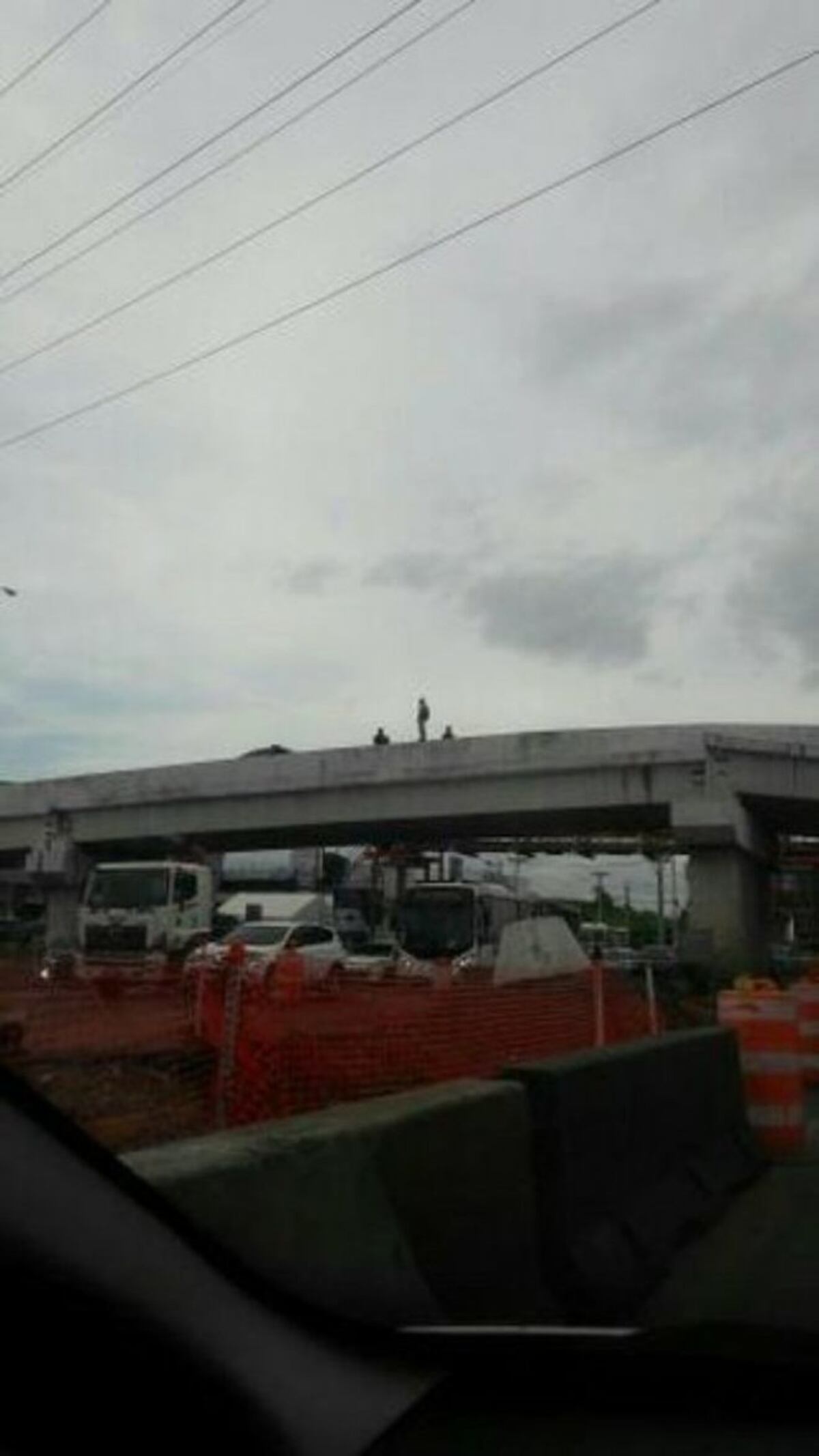 ¿HASTA CUÁNDO? Otro hombre amenaza con tirarse al vacío | VIDEO