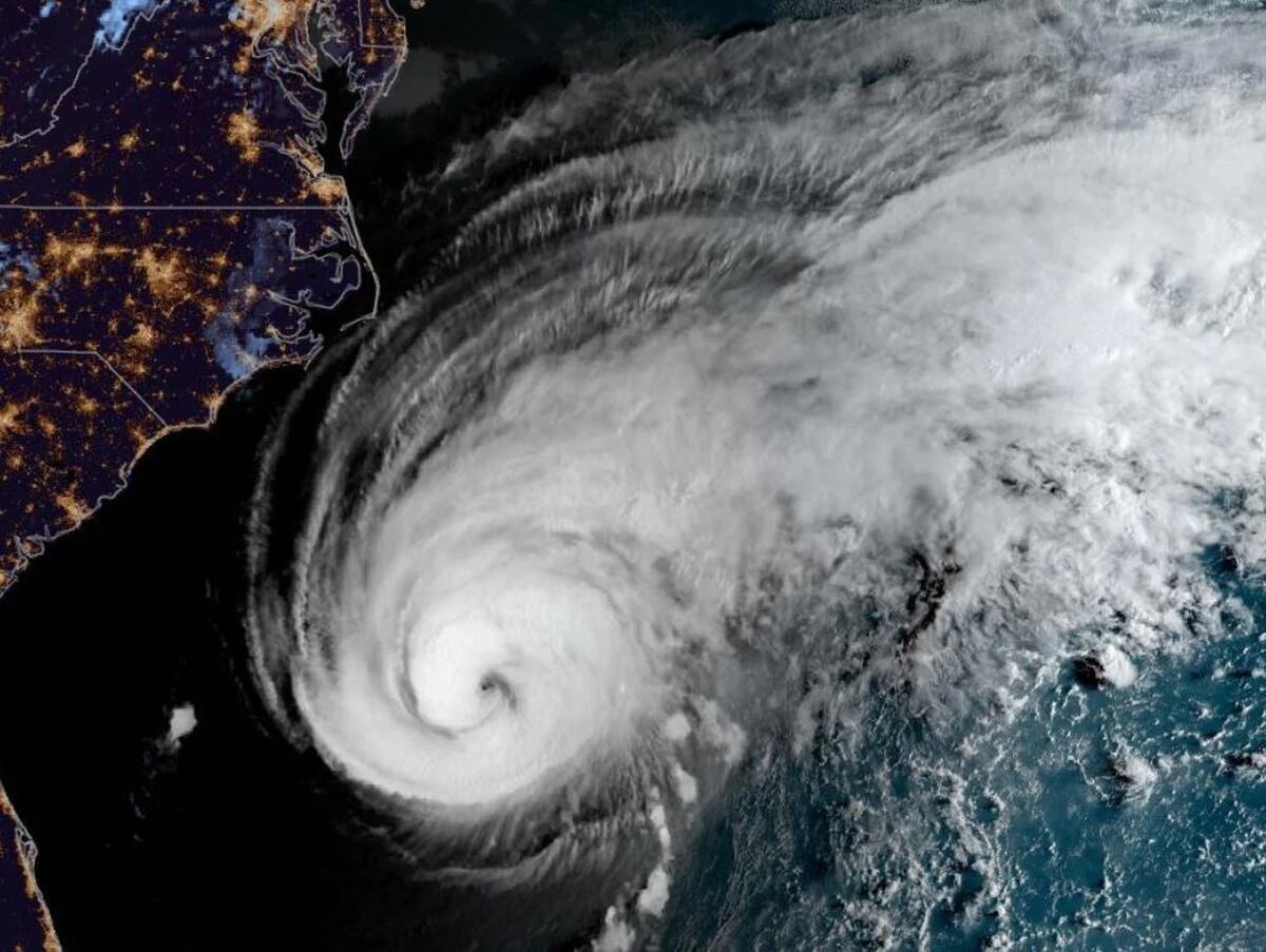 Bermudas se prepara para la llegada del huracán Humberto, de categoría 3