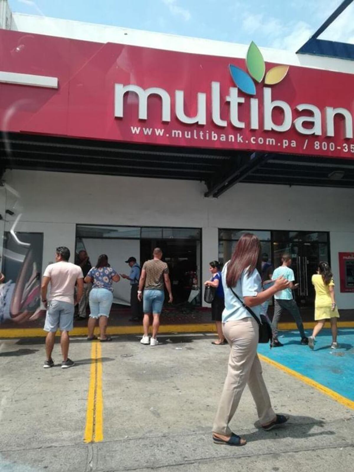 Auto queda metido en un local comercial en Los Pueblos