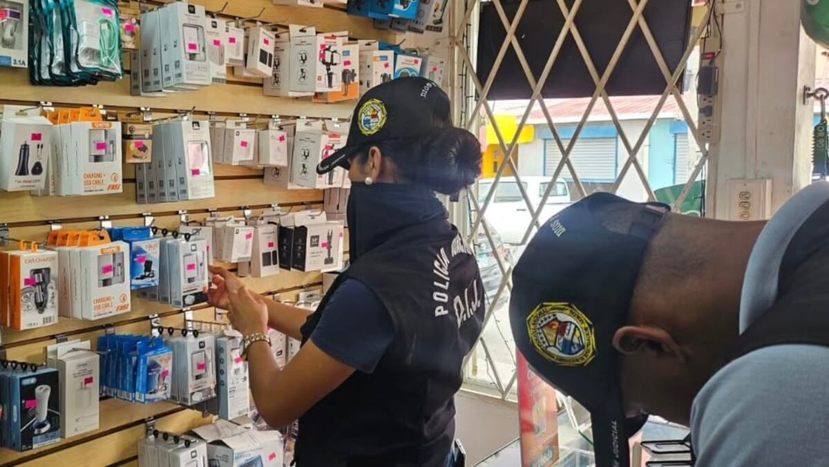 Audífonos y cargadores falsos caen en Coclé durante la Operación Sonido