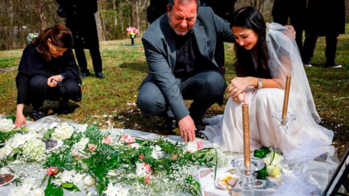 Vestida de novia visitó la tumba de su prometido al que mataron por un Xbox