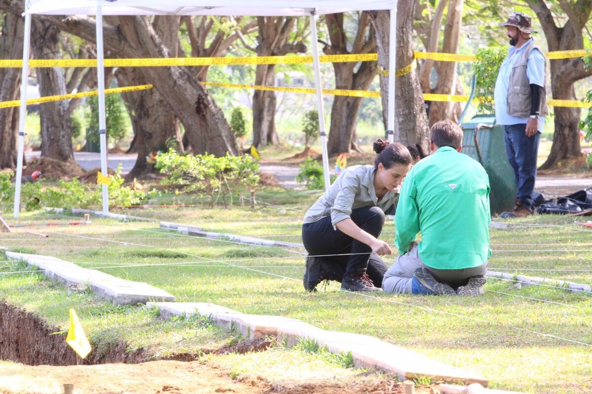 Exhuman tres restos óseos del Jardín de Paz que suman un total de cinco cadáveres