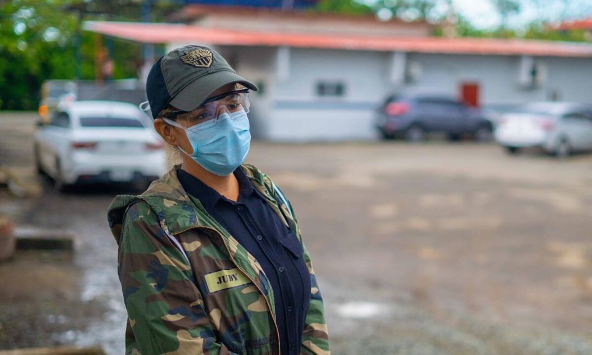 No es por moda. La gobernadora aclara a qué se deben sus ‘looks’ con estampado de militar +Fotos