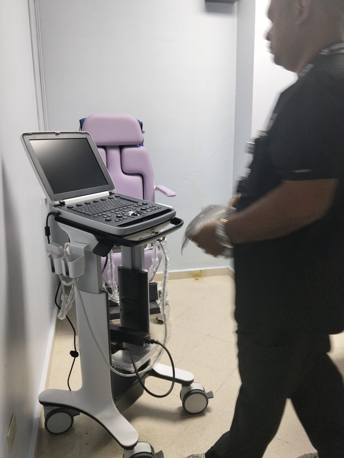 Nuevo ultrasonido portátil permite estudios en la cama del paciente en Hospital Tzanetatos