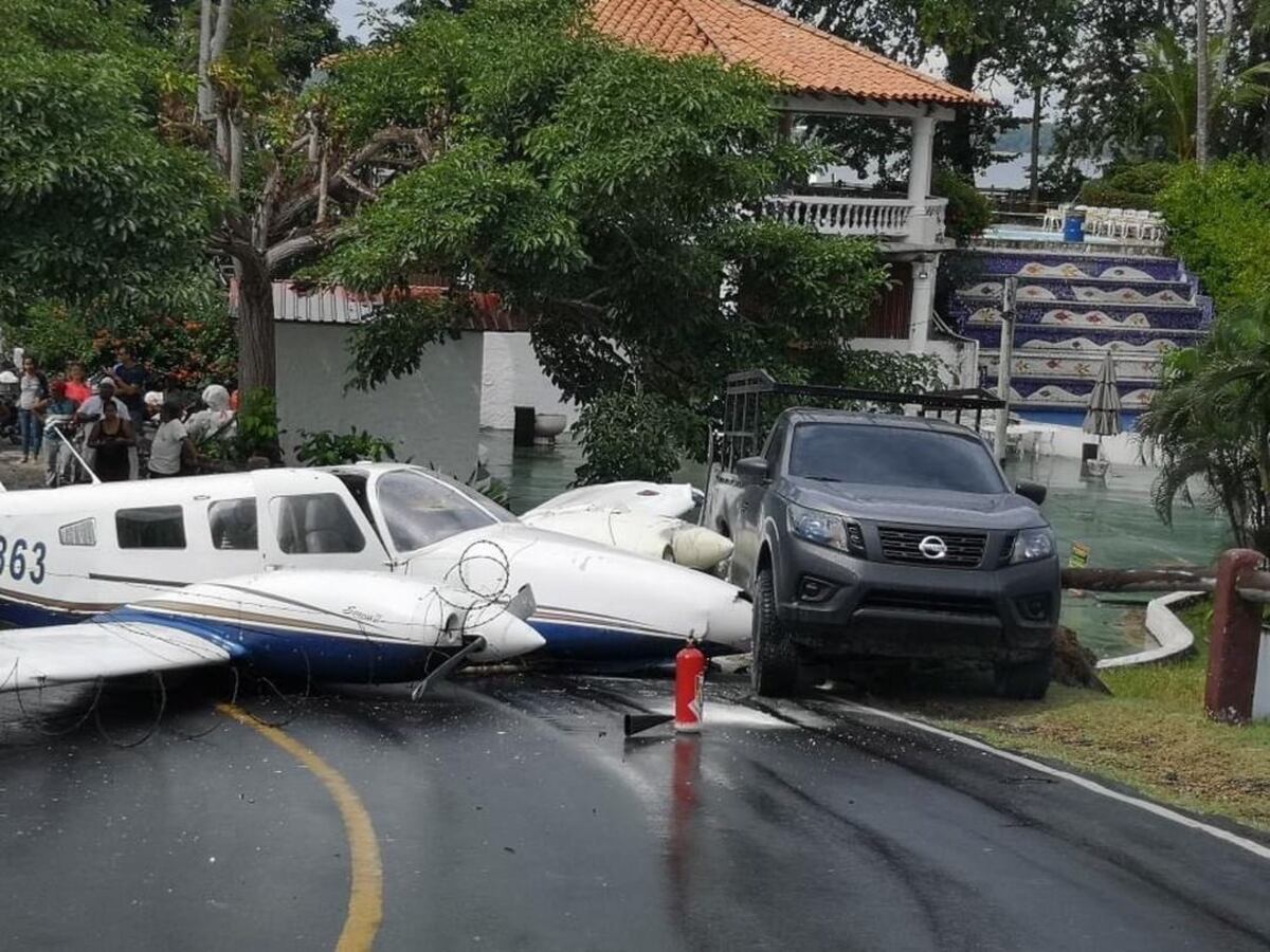 Última hora. Avioneta queda en la calle tras aterrizar y salirse de la pista