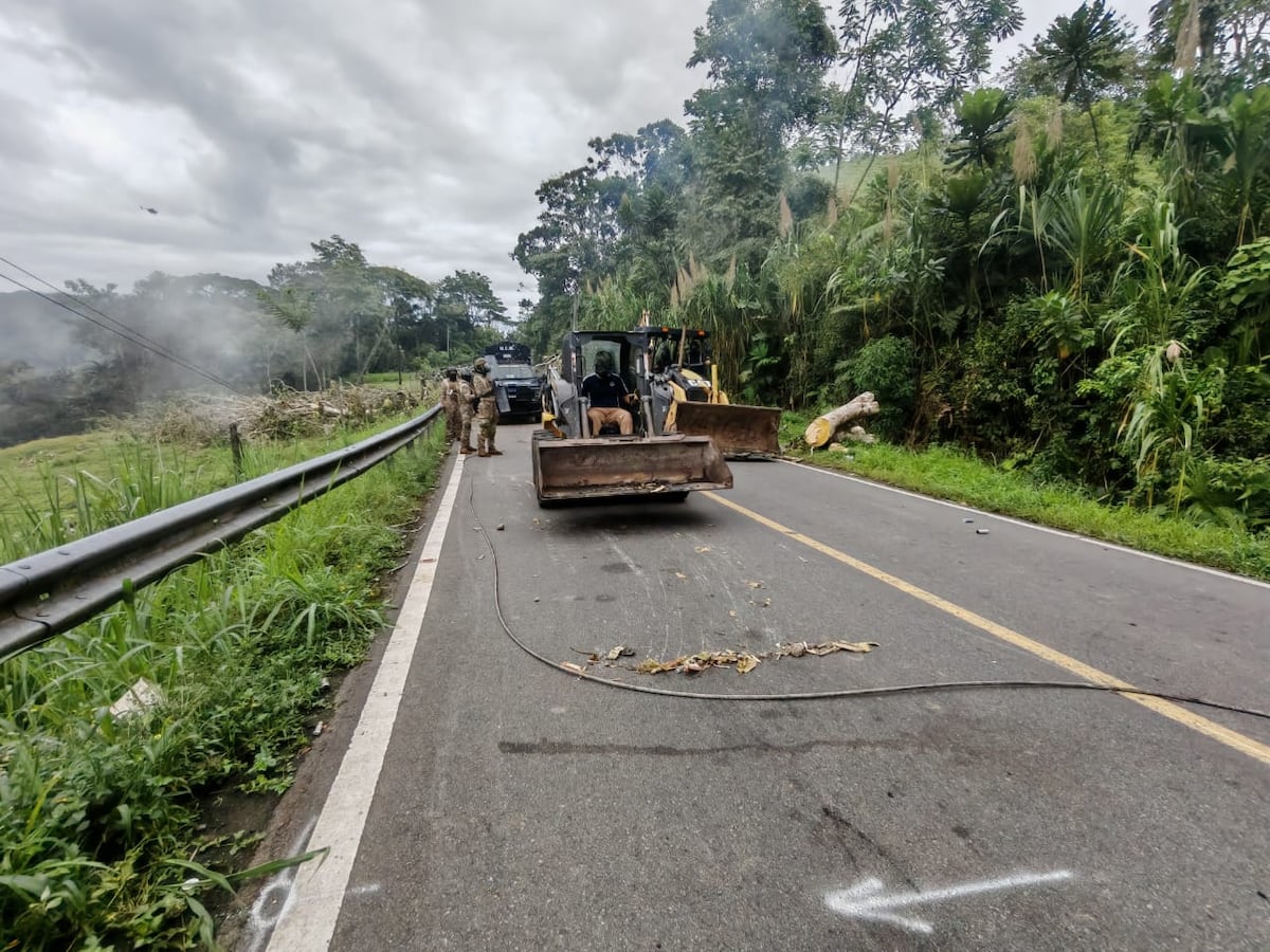 ¡Locura total! Lanzan fuegos artificiales a los helicópteros y tiran clavos en la calle