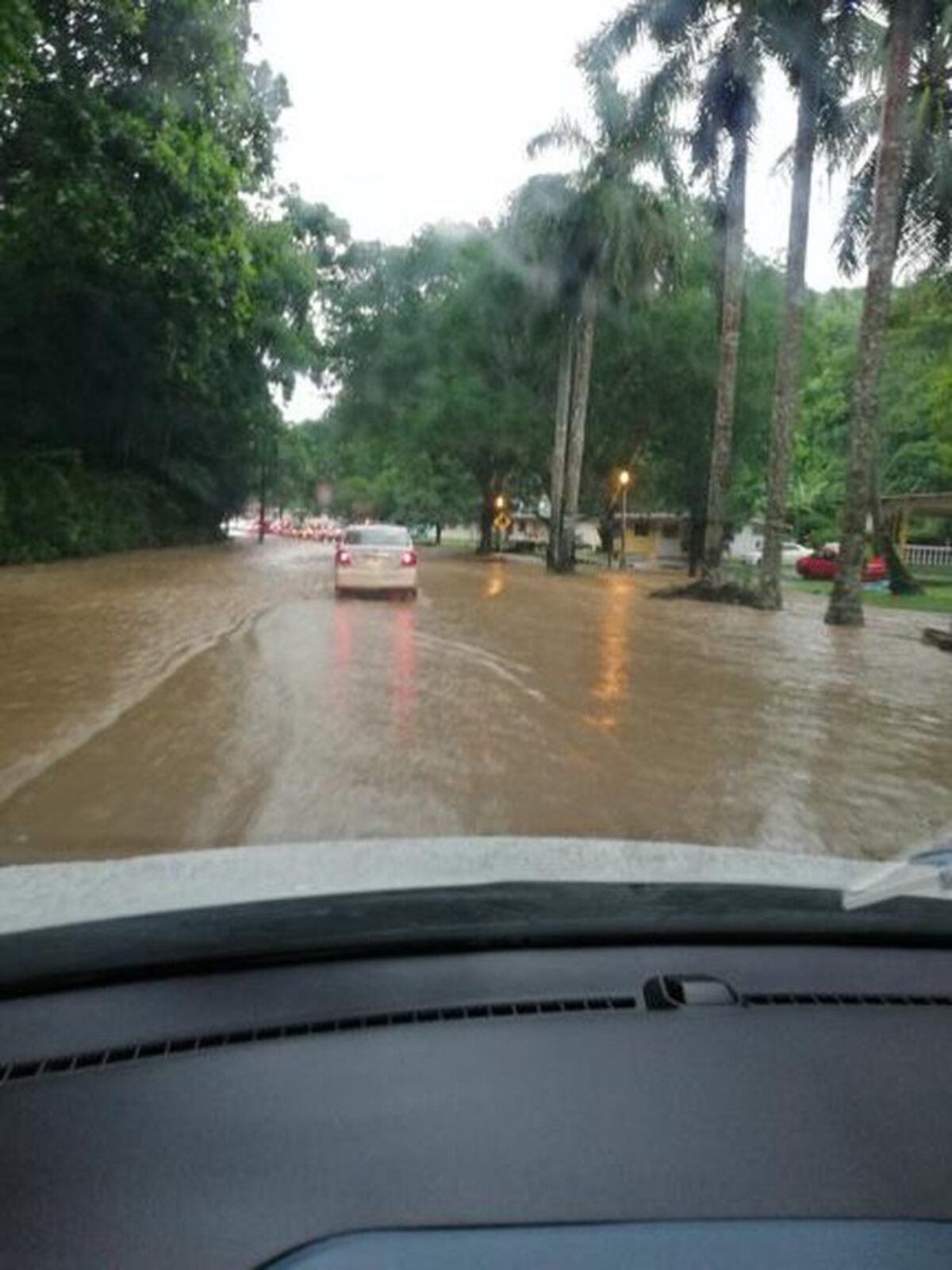 Cuidado al tomar la vía Centenario como ruta de salida porque está inundada