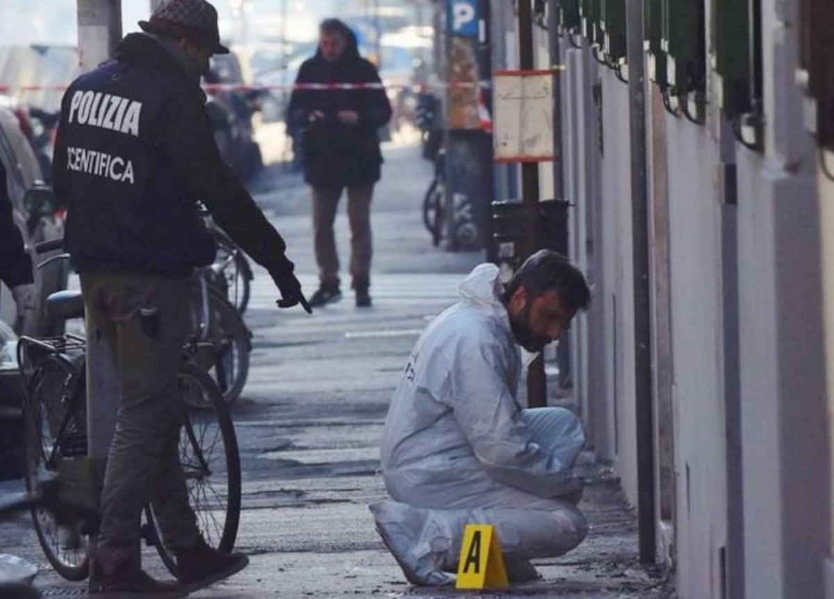 ¡Asalto de película en Nápoles! Ladrones escapan por túnel tras tomar rehenes en un banco