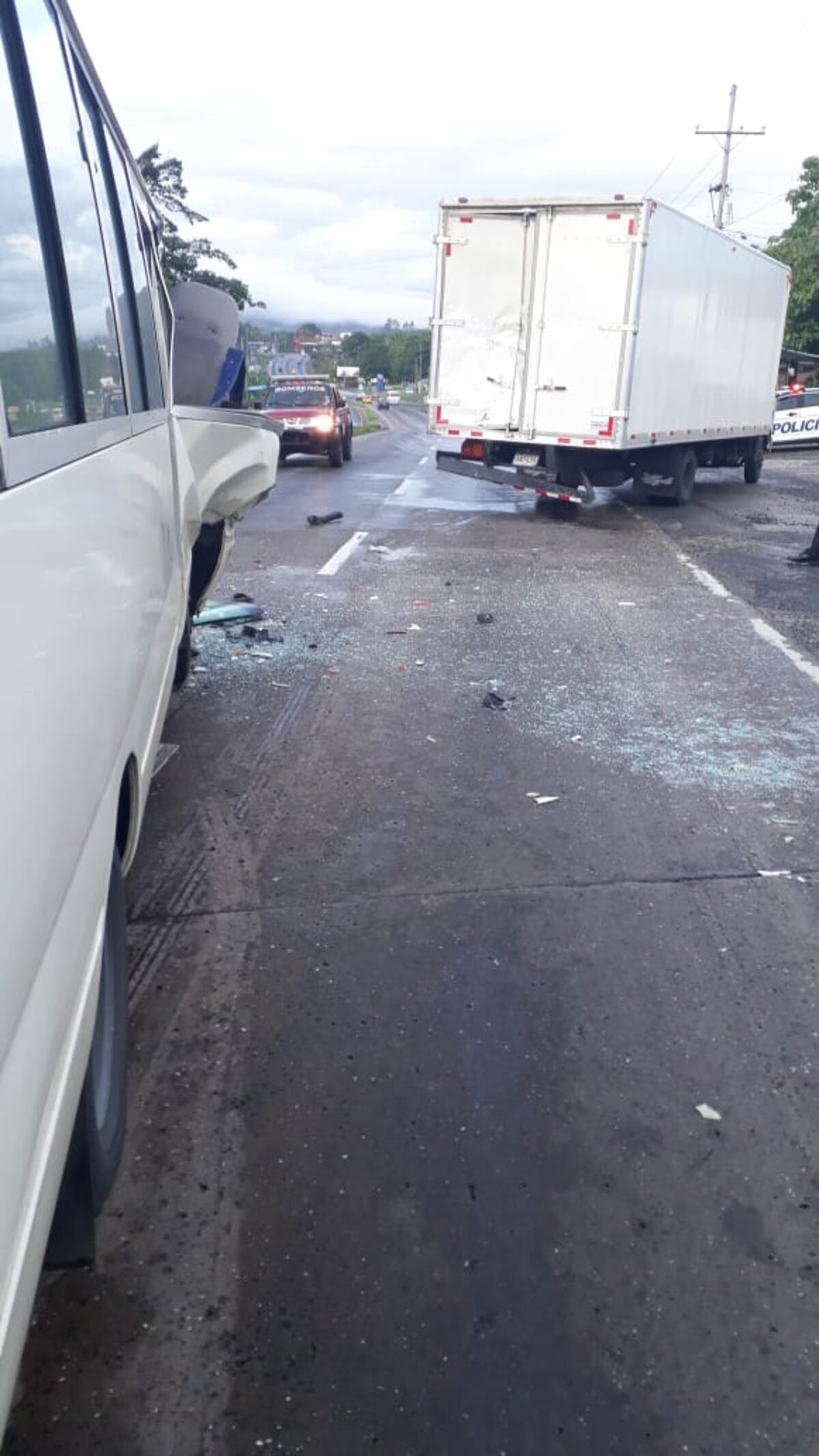 Hay varios heridos.Bus de La Pintada-Panamá y un camión de reparto chocan en Capira