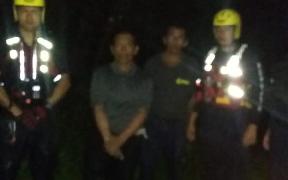 Se juegan la vida.Dos hombres fueron rescatados de noche de crecida de río