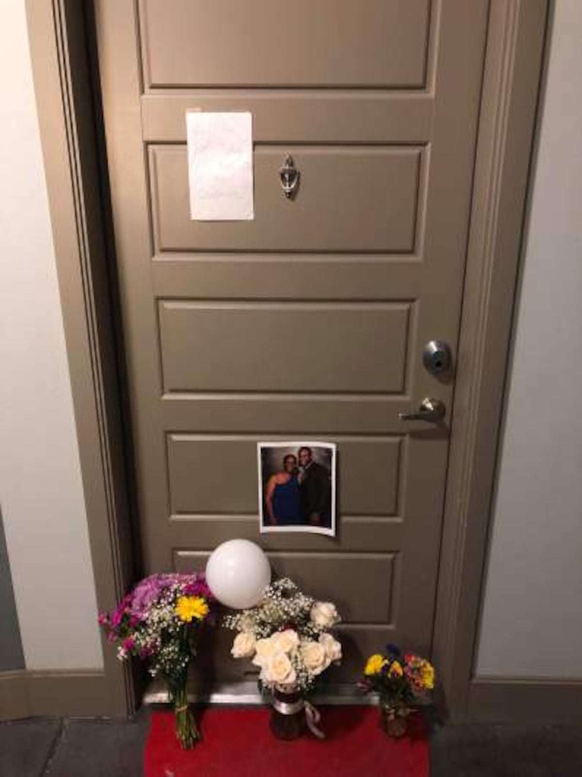 Agente policial se equivoca de apartamento y mata a hombre negro