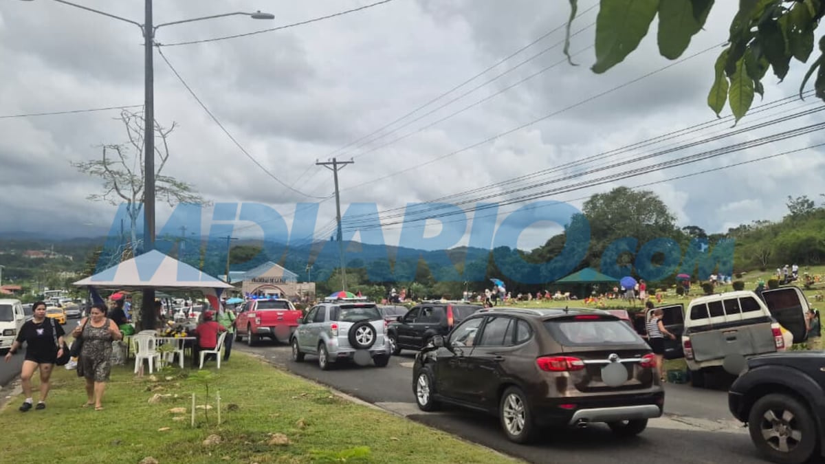 Recuerdos, suéteres con rostros y fe: el Día de los Difuntos que unió a cientos en el cementerio 