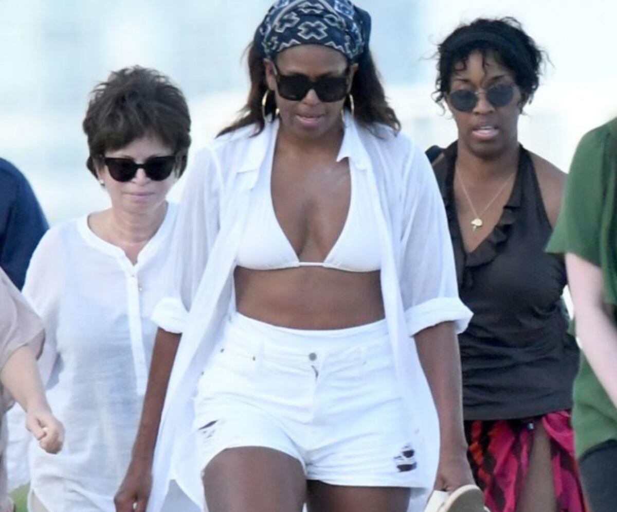 ¡QUÉ CUERPAZO! Michelle Obama celebra su cumpleaños en este sexi bikini blanco